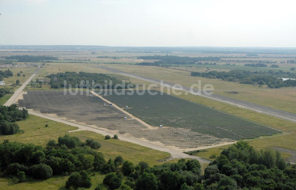 Tutow aus der Vogelperspektive: Fertiggestellter erster Abschnitt des Solarenergiepark am Flugplatz Tutow in Mecklenburg - Vorpommern