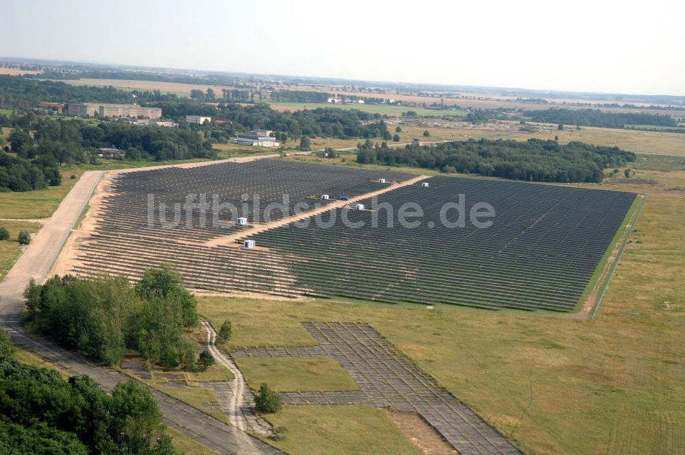 Luftaufnahme Tutow - Fertiggestellter erster Abschnitt des Solarenergiepark am Flugplatz Tutow in Mecklenburg - Vorpommern