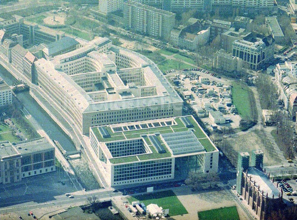 Berlin von oben - Fertiggestellter Erweiterungsbau des Bundesaußenministeriums in Berlin - Mitte.