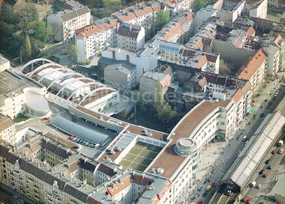 Berlin - Prenzlauer-Berg aus der Vogelperspektive: Fertiggestelltes Einkaufszentrum Schönhauser Allee Arcaden am S-Bhf. Schönhauser Allee in Berlin-Prenzlauer-Berg.