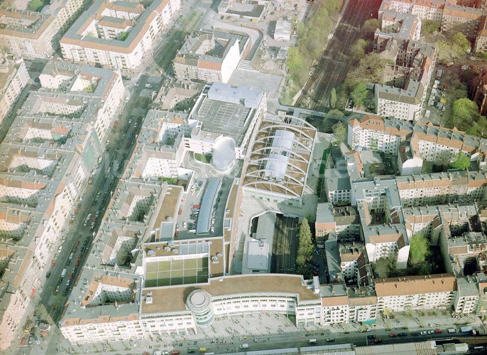 Berlin - Prenzlauer-Berg aus der Vogelperspektive: Fertiggestelltes Einkaufszentrum Schönhauser Allee Arcaden am S-Bhf. Schönhauser Allee in Berlin-Prenzlauer-Berg.