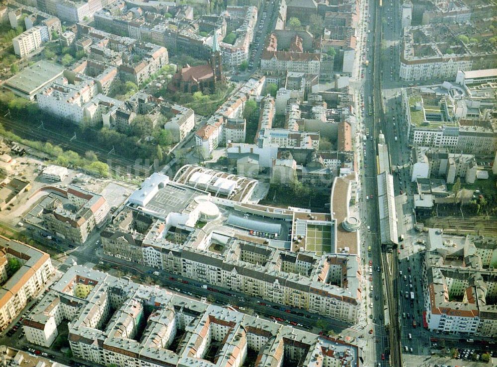 Luftbild Berlin - Prenzlauer-Berg - Fertiggestelltes Einkaufszentrum Schönhauser Allee Arcaden am S-Bhf. Schönhauser Allee in Berlin-Prenzlauer-Berg.