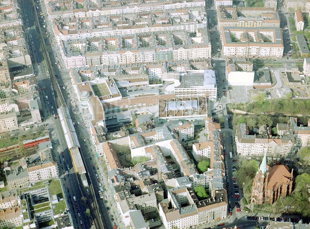 Berlin - Prenzlauer-Berg von oben - Fertiggestelltes Einkaufszentrum Schönhauser Allee Arcaden am S-Bhf. Schönhauser Allee in Berlin-Prenzlauer-Berg.