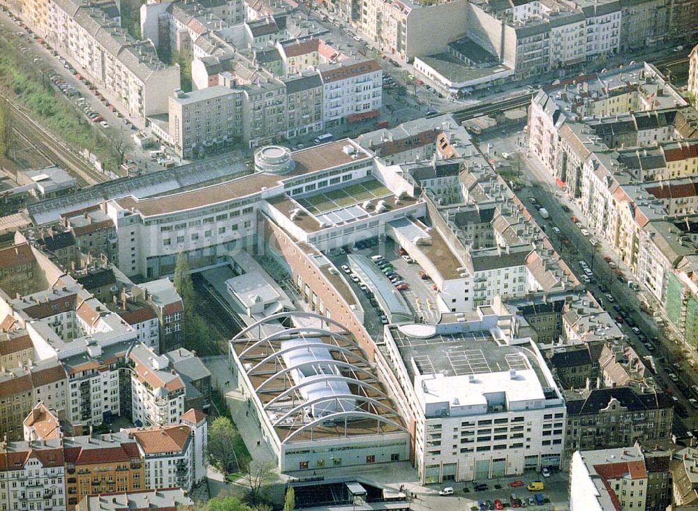 Berlin - Prenzlauer-Berg aus der Vogelperspektive: Fertiggestelltes Einkaufszentrum Schönhauser Allee Arcaden am S-Bhf. Schönhauser Allee in Berlin-Prenzlauer-Berg.