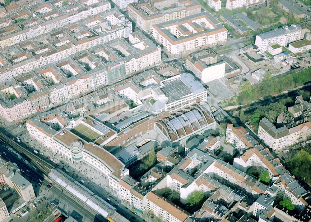 Berlin-Prenzlauer Berg von oben - Fertiggestelltes Einkaufszentrum Schönhauser Allee-Arcaden an der Schönhauser Allee in Berlin-Prenzlauer-Berg.