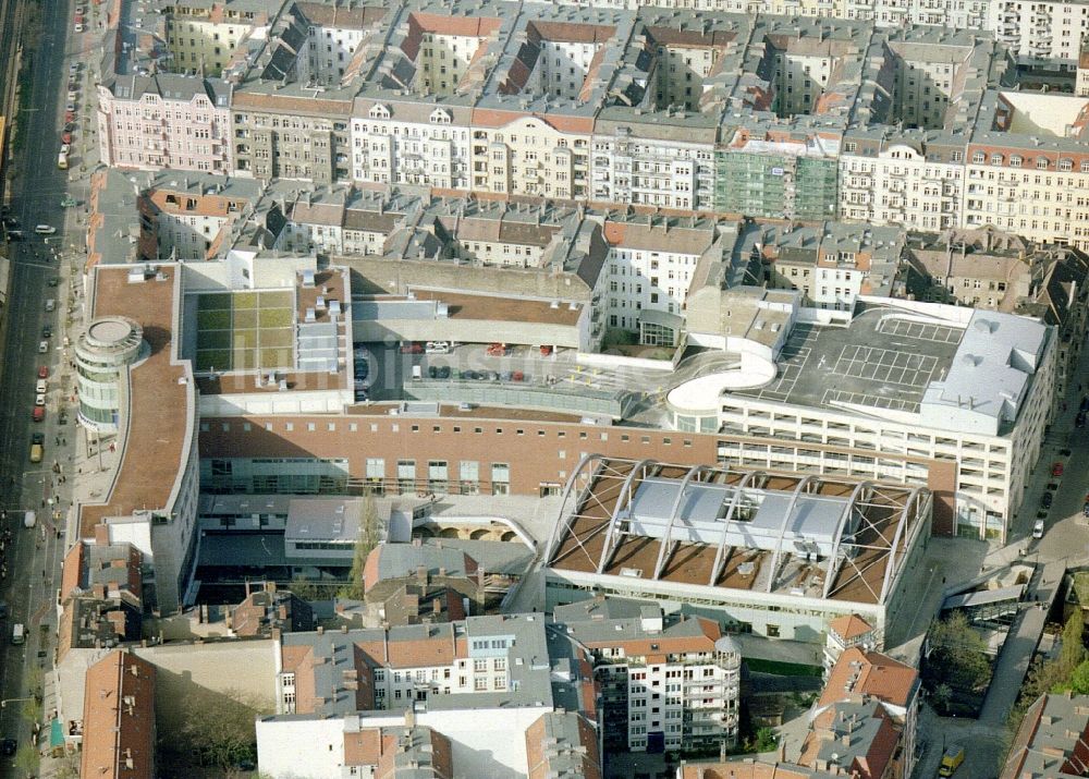 Berlin-Prenzlauer Berg von oben - Fertiggestelltes Einkaufszentrum Schönhauser Allee-Arcaden an der Schönhauser Allee in Berlin-Prenzlauer-Berg.