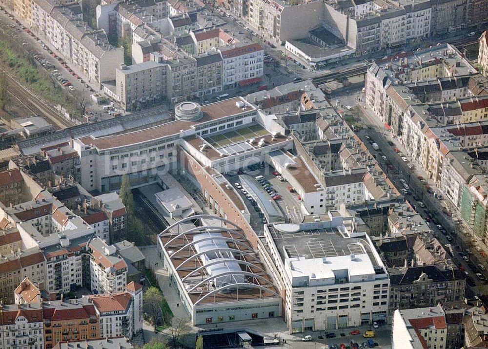 Luftaufnahme Berlin-Prenzlauer Berg - Fertiggestelltes Einkaufszentrum Schönhauser Allee-Arcaden an der Schönhauser Allee in Berlin-Prenzlauer-Berg.