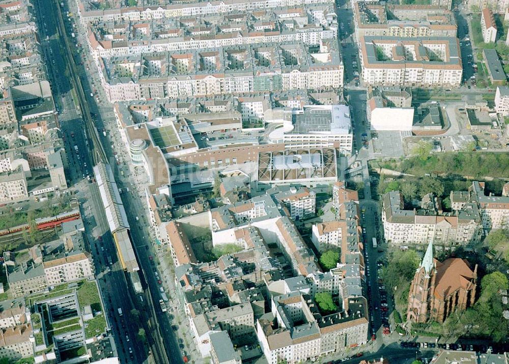 Luftbild Berlin-Prenzlauer Berg - Fertiggestelltes Einkaufszentrum Schönhauser Allee-Arcaden an der Schönhauser Allee in Berlin-Prenzlauer-Berg.