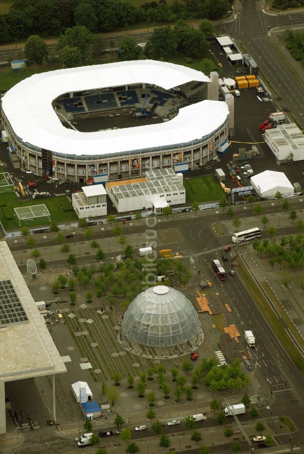 Berlin - Tiergarten aus der Vogelperspektive: Fertigstellung des Addidas-Ministadions vor dem Berliner Reichtag im Tiergarten