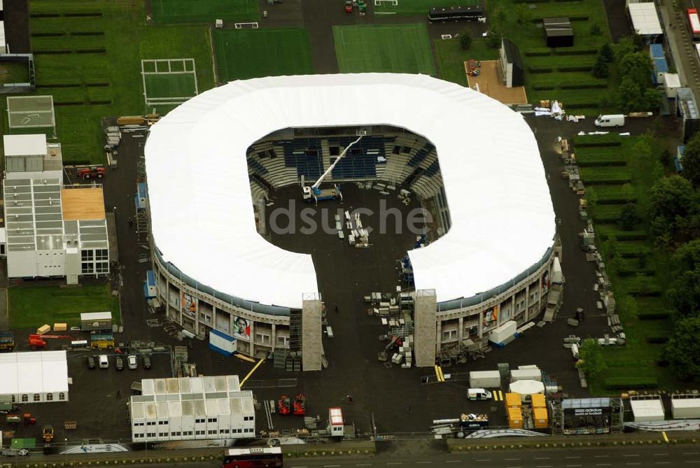 Luftbild Berlin - Tiergarten - Fertigstellung des Addidas-Ministadions vor dem Berliner Reichtag im Tiergarten