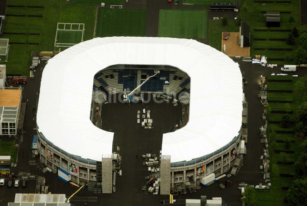 Luftaufnahme Berlin - Tiergarten - Fertigstellung des Addidas-Ministadions vor dem Berliner Reichtag im Tiergarten