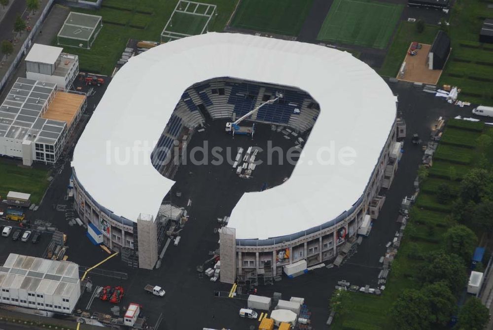 Berlin - Tiergarten aus der Vogelperspektive: Fertigstellung des Addidas-Ministadions vor dem Berliner Reichtag im Tiergarten