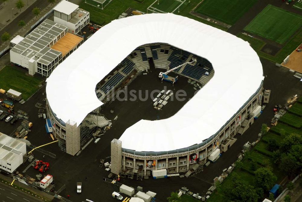 Luftbild Berlin - Tiergarten - Fertigstellung des Addidas-Ministadions vor dem Berliner Reichtag im Tiergarten