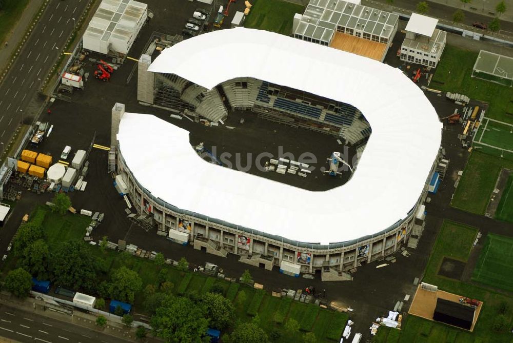 Berlin - Tiergarten von oben - Fertigstellung des Addidas-Ministadions vor dem Berliner Reichtag im Tiergarten