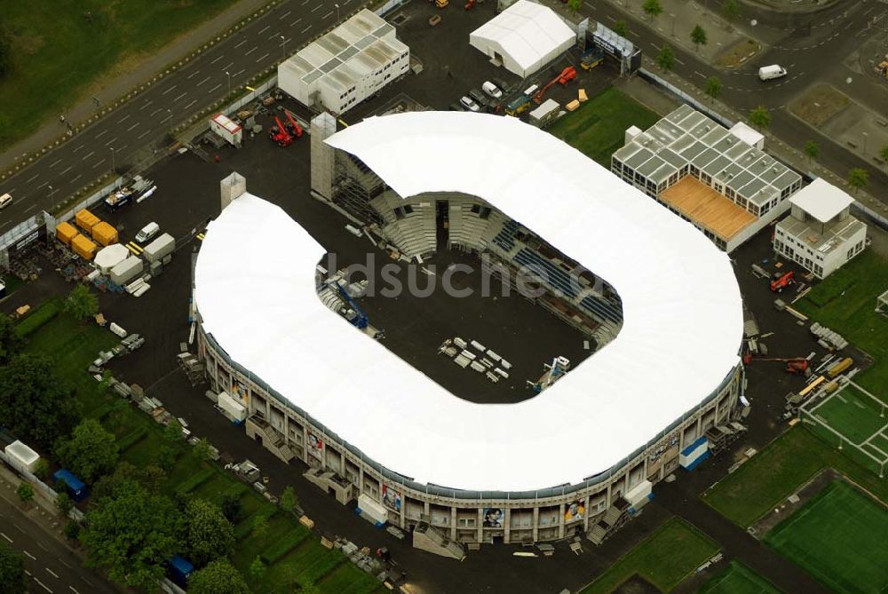 Luftbild Berlin - Tiergarten - Fertigstellung des Addidas-Ministadions vor dem Berliner Reichtag im Tiergarten