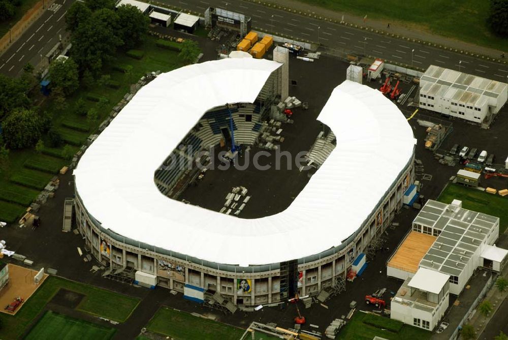 Berlin - Tiergarten von oben - Fertigstellung des Addidas-Ministadions vor dem Berliner Reichtag im Tiergarten