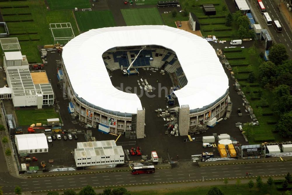 Berlin - Tiergarten aus der Vogelperspektive: Fertigstellung des Addidas-Ministadions vor dem Berliner Reichtag im Tiergarten