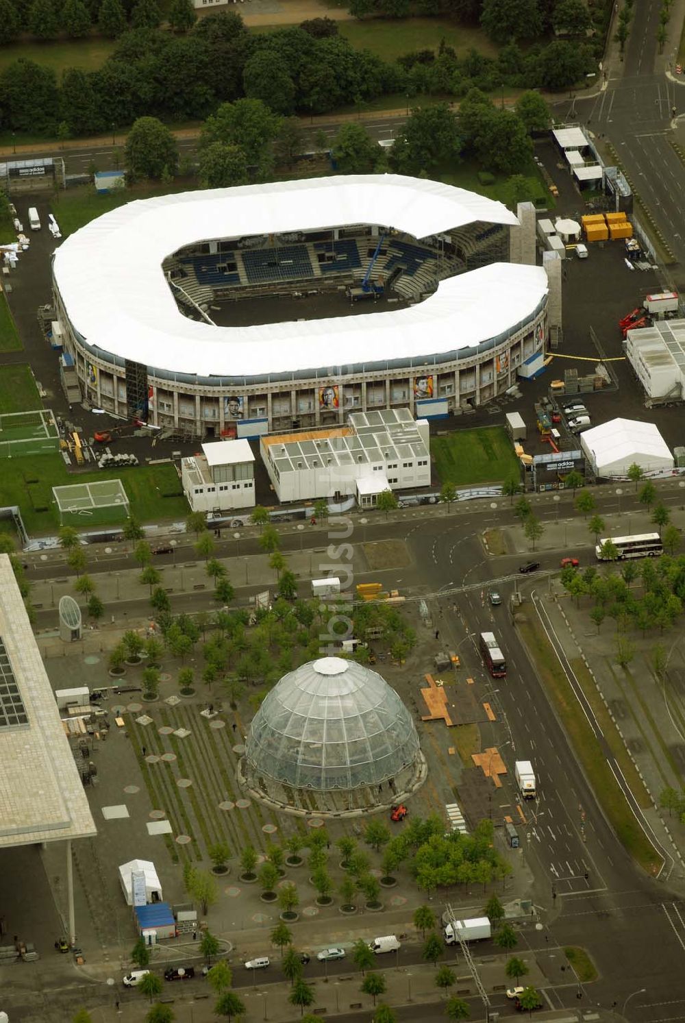 Luftbild Berlin - Tiergarten - Fertigstellung des Addidas-Ministadions vor dem Berliner Reichtag im Tiergarten