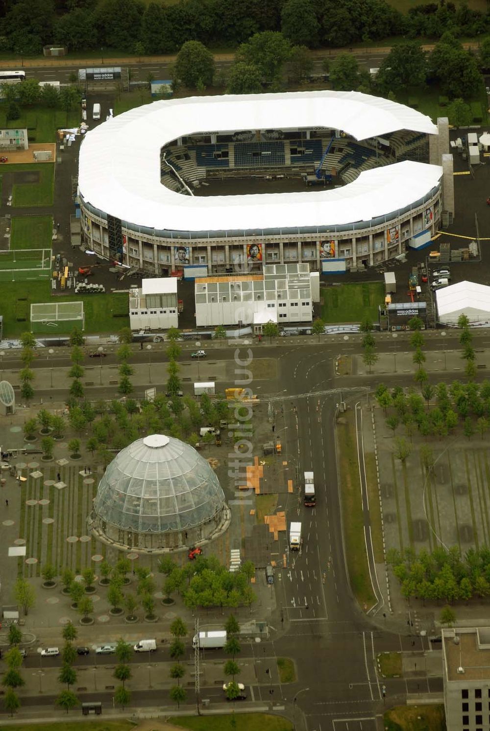 Luftaufnahme Berlin - Tiergarten - Fertigstellung des Addidas-Ministadions vor dem Berliner Reichtag im Tiergarten