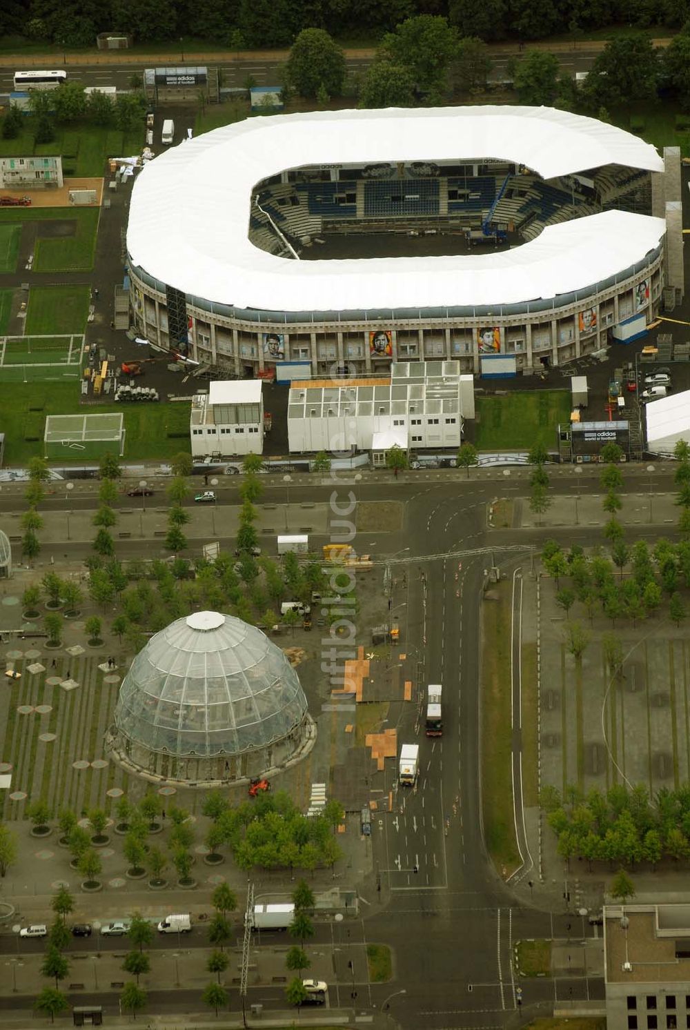 Berlin - Tiergarten von oben - Fertigstellung des Addidas-Ministadions vor dem Berliner Reichtag im Tiergarten