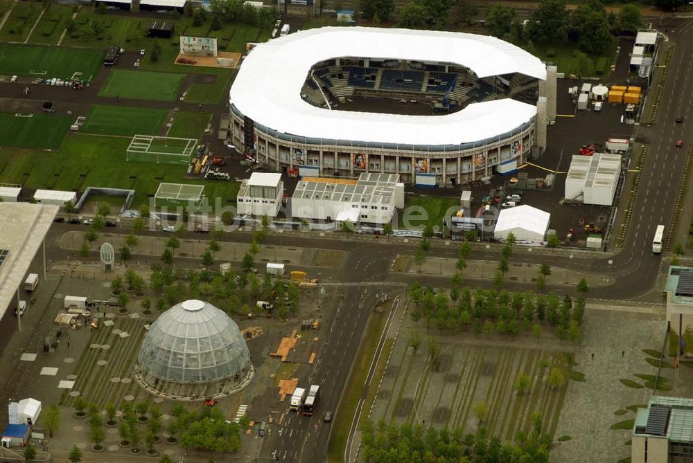 Berlin - Tiergarten aus der Vogelperspektive: Fertigstellung des Addidas-Ministadions vor dem Berliner Reichtag im Tiergarten