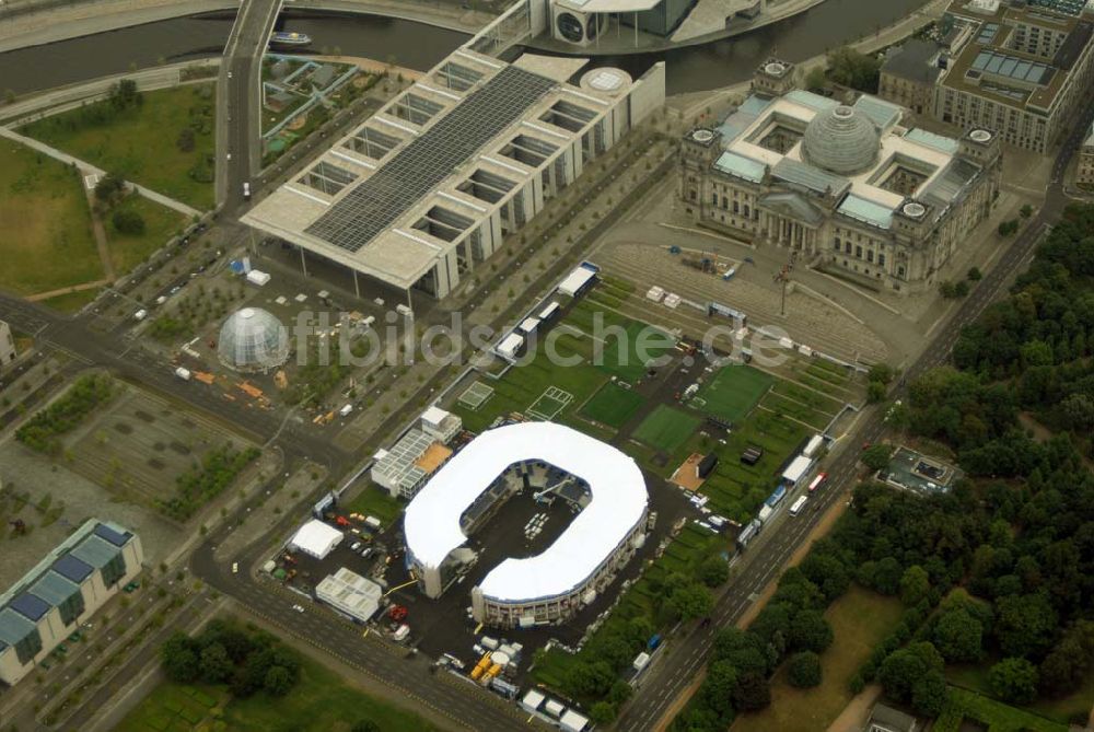 Luftbild Berlin - Tiergarten - Fertigstellung des Addidas-Ministadions vor dem Berliner Reichtag im Tiergarten