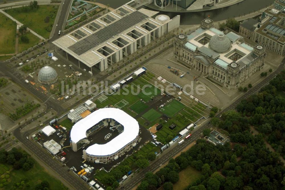 Luftaufnahme Berlin - Tiergarten - Fertigstellung des Addidas-Ministadions vor dem Berliner Reichtag im Tiergarten