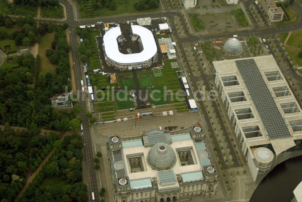 Berlin - Tiergarten von oben - Fertigstellung des Addidas-Ministadions vor dem Berliner Reichtag im Tiergarten