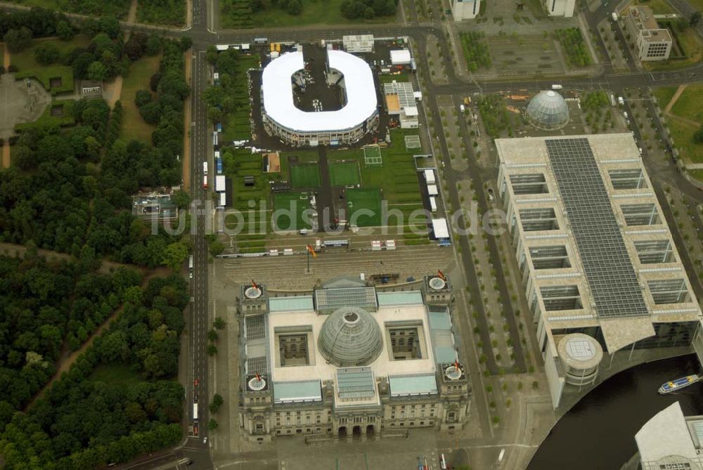 Berlin - Tiergarten aus der Vogelperspektive: Fertigstellung des Addidas-Ministadions vor dem Berliner Reichtag im Tiergarten