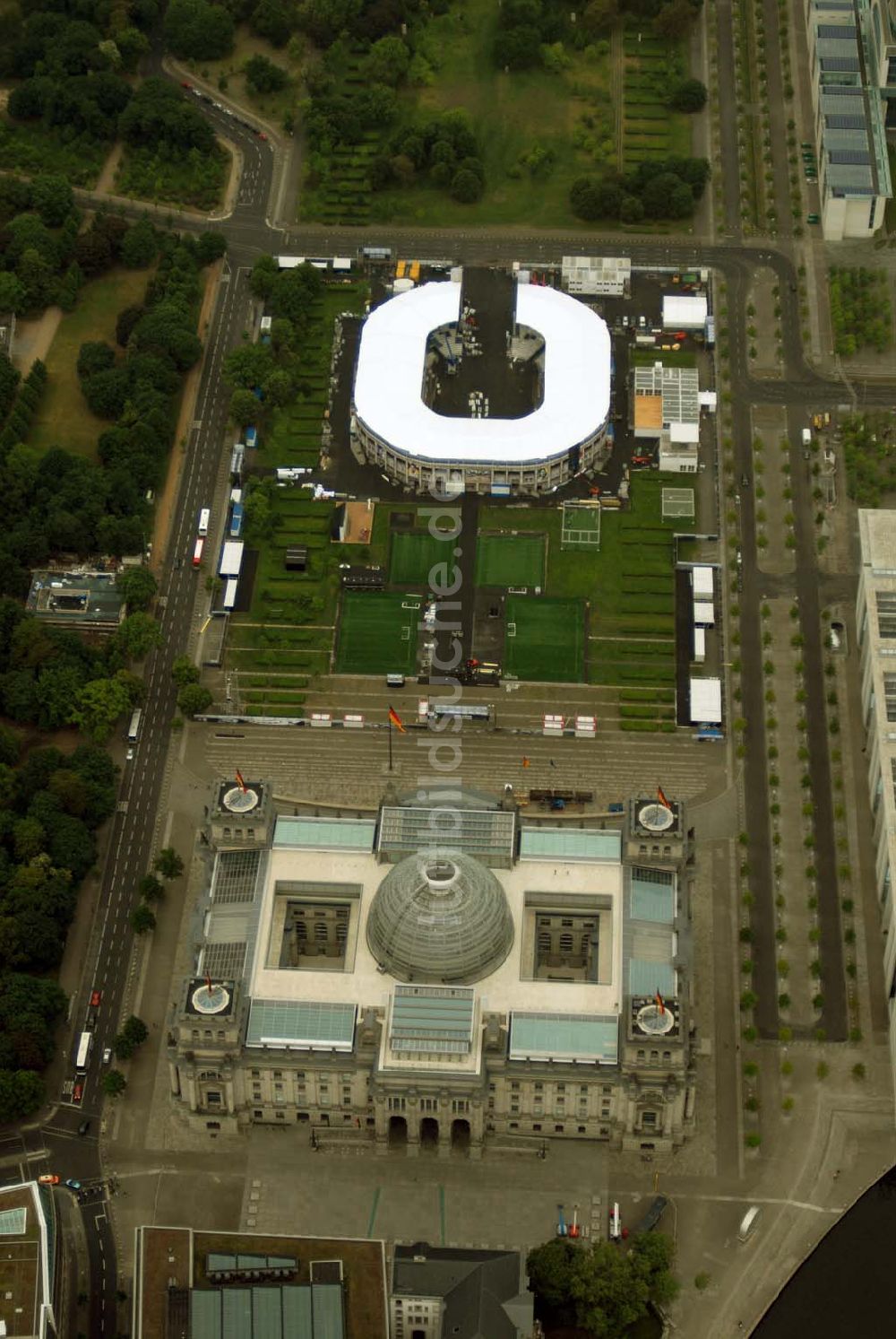 Luftbild Berlin - Tiergarten - Fertigstellung des Addidas-Ministadions vor dem Berliner Reichtag im Tiergarten