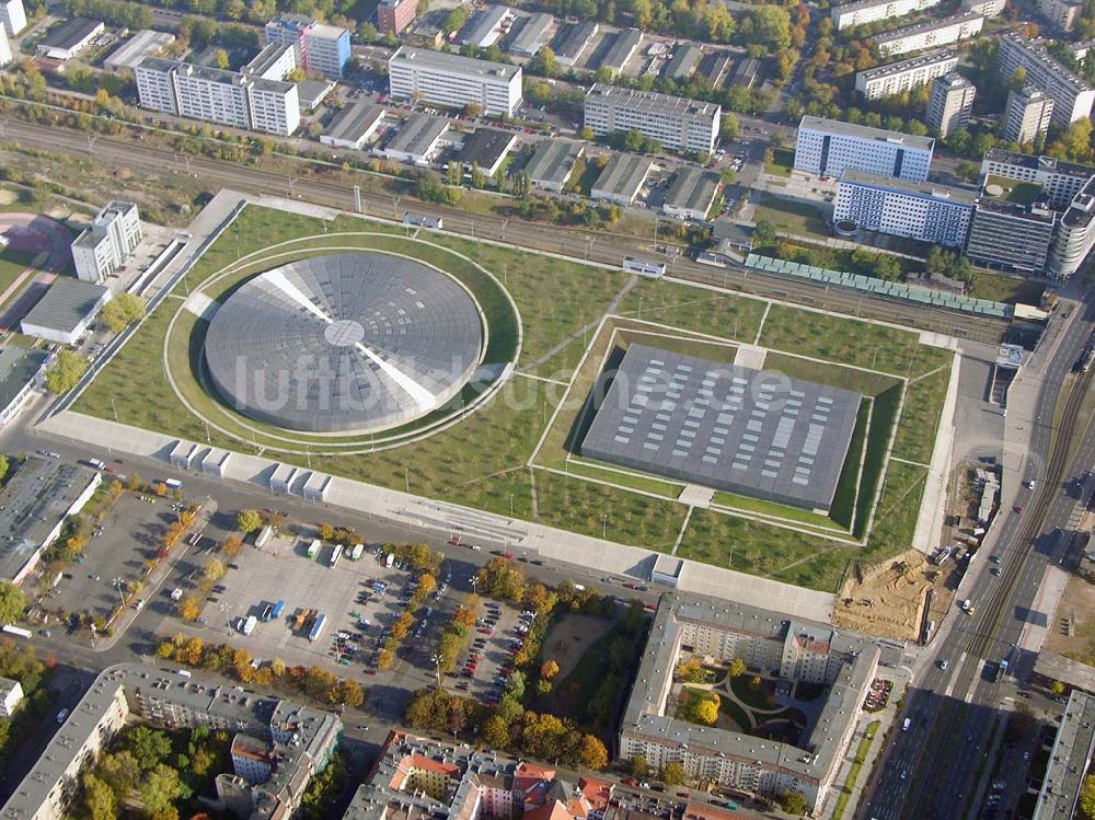 Berlin - Prenzlauer-Berg aus der Vogelperspektive: Fertigstellung Außenanlagen Velodrom / Berlin-Arena