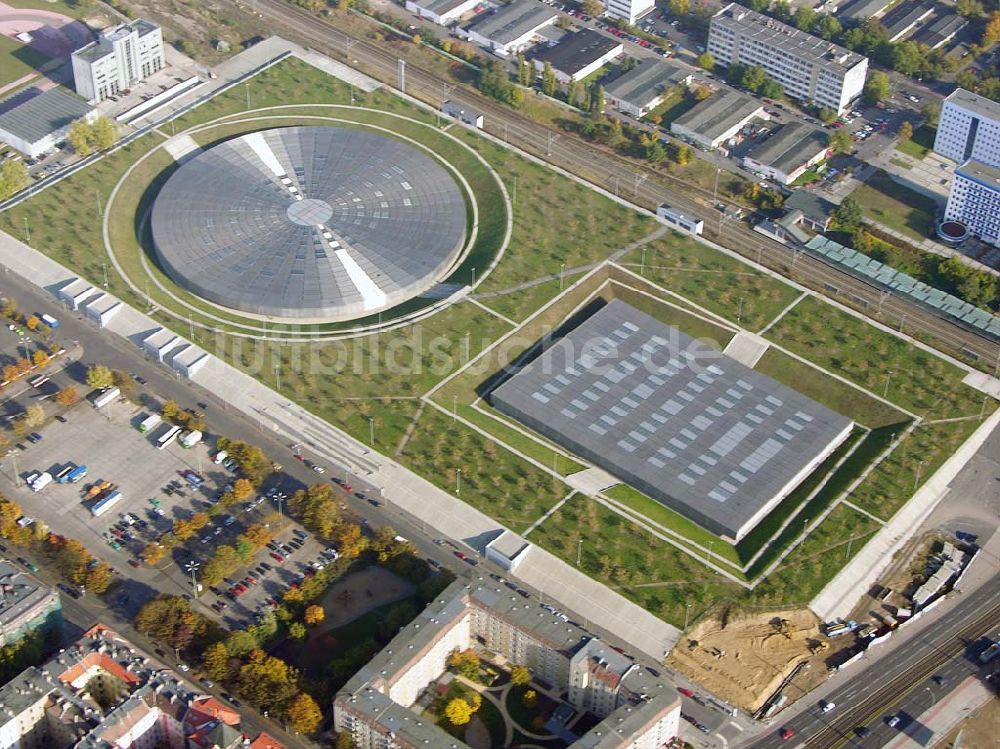 Luftbild Berlin - Prenzlauer-Berg - Fertigstellung Außenanlagen Velodrom / Berlin-Arena