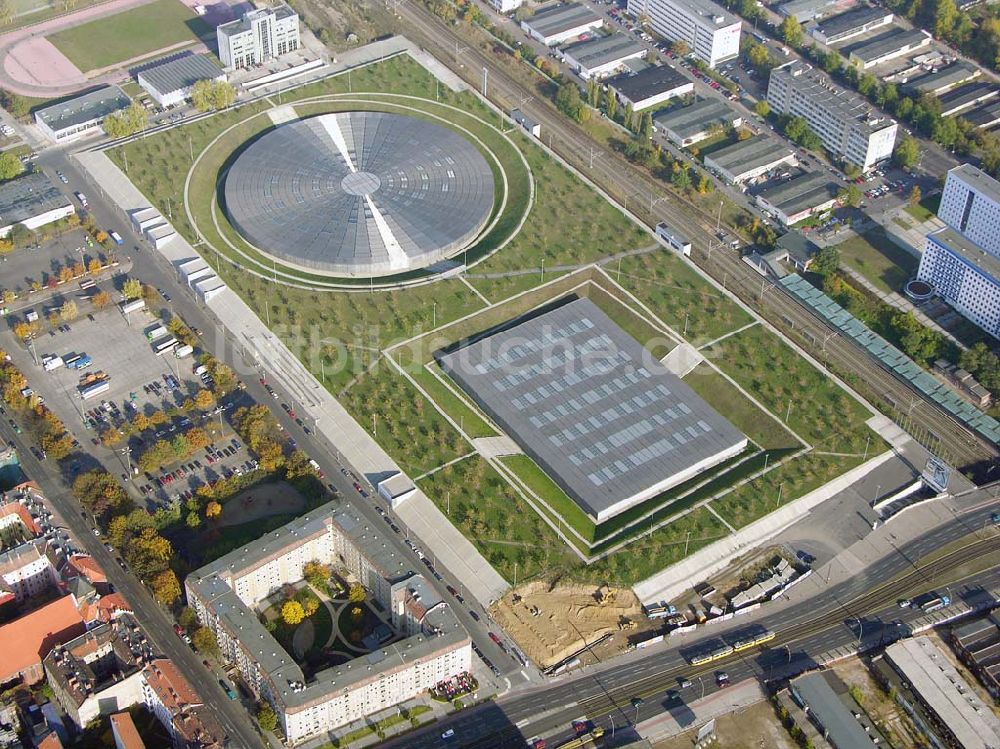 Luftaufnahme Berlin - Prenzlauer-Berg - Fertigstellung Außenanlagen Velodrom / Berlin-Arena