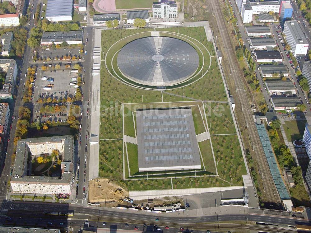 Berlin - Prenzlauer-Berg aus der Vogelperspektive: Fertigstellung Außenanlagen Velodrom / Berlin-Arena