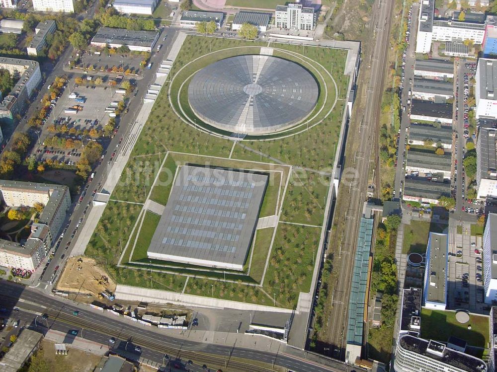 Luftbild Berlin - Prenzlauer-Berg - Fertigstellung Außenanlagen Velodrom / Berlin-Arena