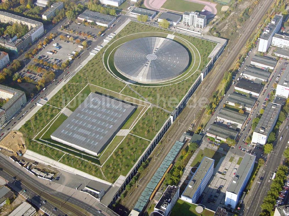 Luftaufnahme Berlin - Prenzlauer-Berg - Fertigstellung Außenanlagen Velodrom / Berlin-Arena