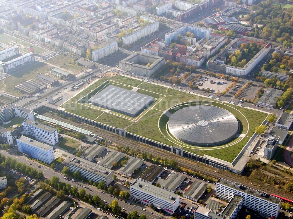 Luftaufnahme Berlin - Prenzlauer-Berg - Fertigstellung Außenanlagen Velodrom / Berlin-Arena