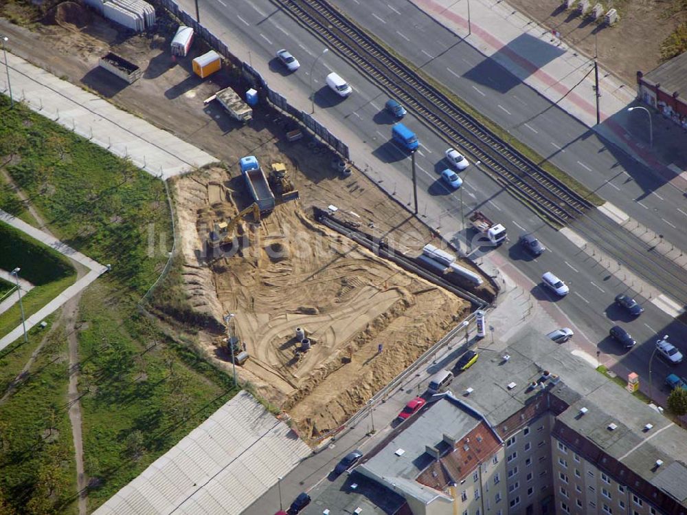 Berlin - Prenzlauer-Berg aus der Vogelperspektive: Fertigstellung Außenanlagen Velodrom / Berlin-Arena