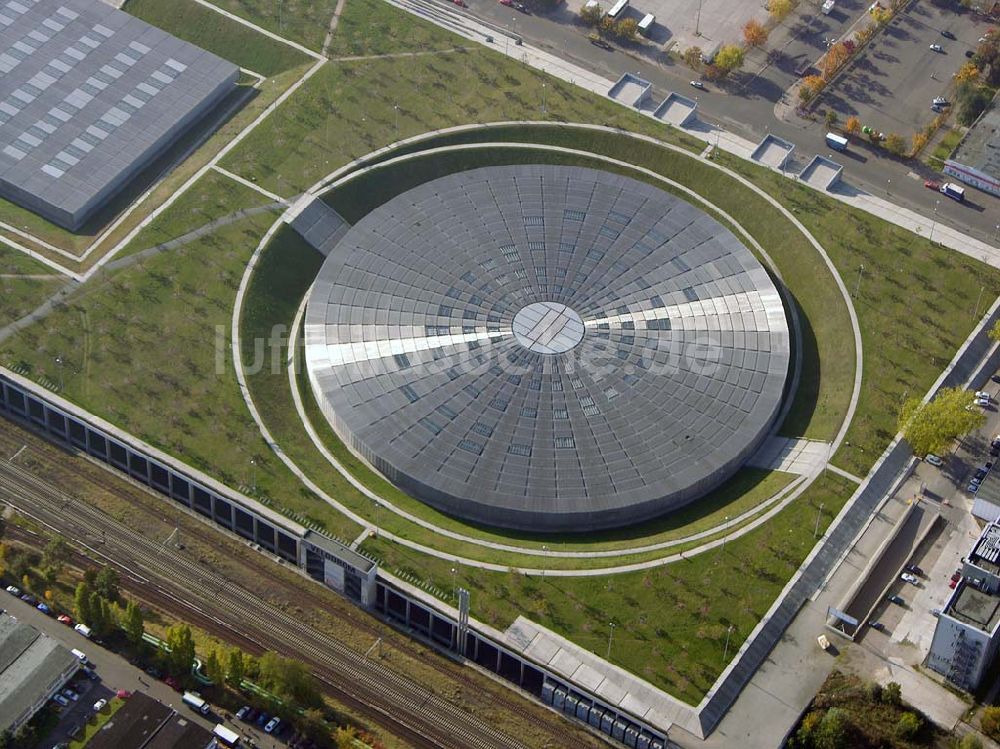 Berlin - Prenzlauer-Berg aus der Vogelperspektive: Fertigstellung Außenanlagen Velodrom / Berlin-Arena