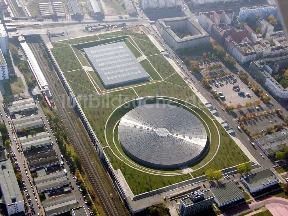 Luftbild Berlin - Prenzlauer-Berg - Fertigstellung Außenanlagen Velodrom / Berlin-Arena