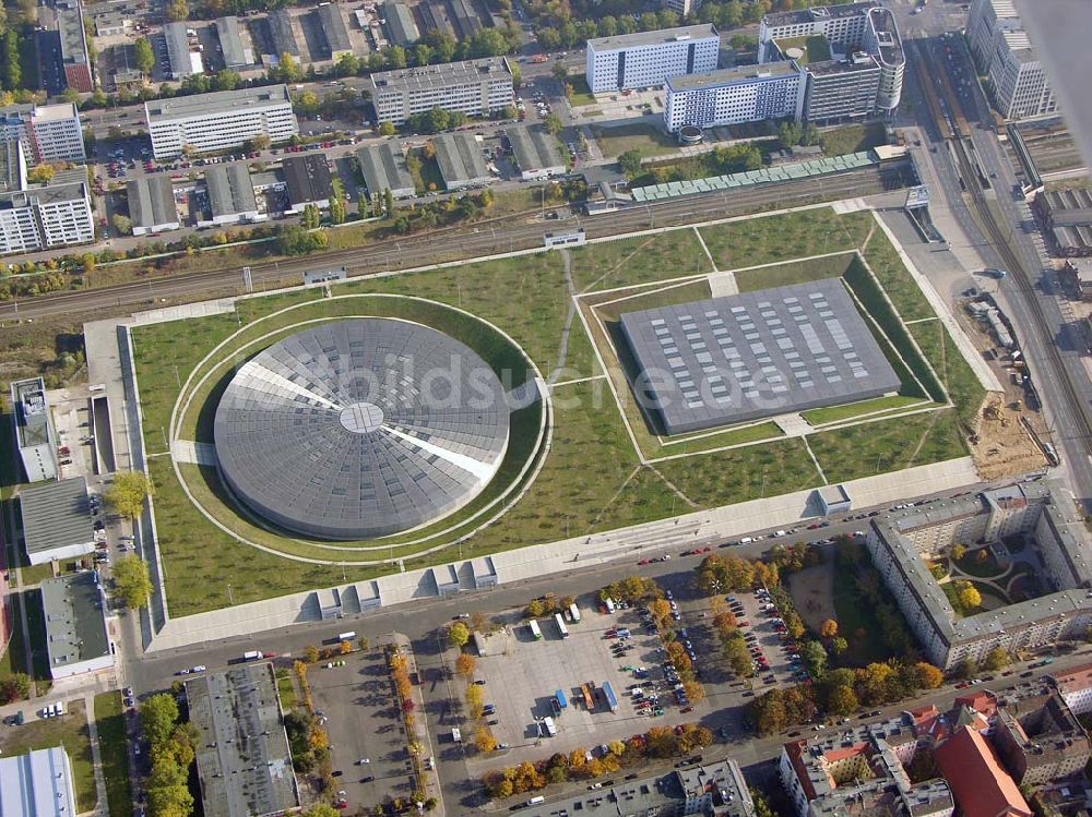 Berlin - Prenzlauer-Berg aus der Vogelperspektive: Fertigstellung Außenanlagen Velodrom / Berlin-Arena