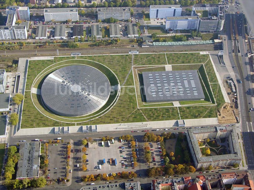 Luftbild Berlin - Prenzlauer-Berg - Fertigstellung Außenanlagen Velodrom / Berlin-Arena