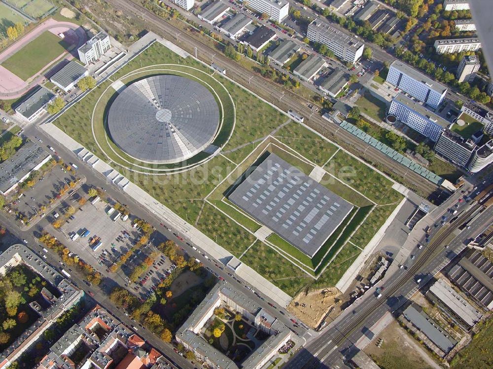 Berlin - Prenzlauer-Berg aus der Vogelperspektive: Fertigstellung Außenanlagen Velodrom / Berlin-Arena