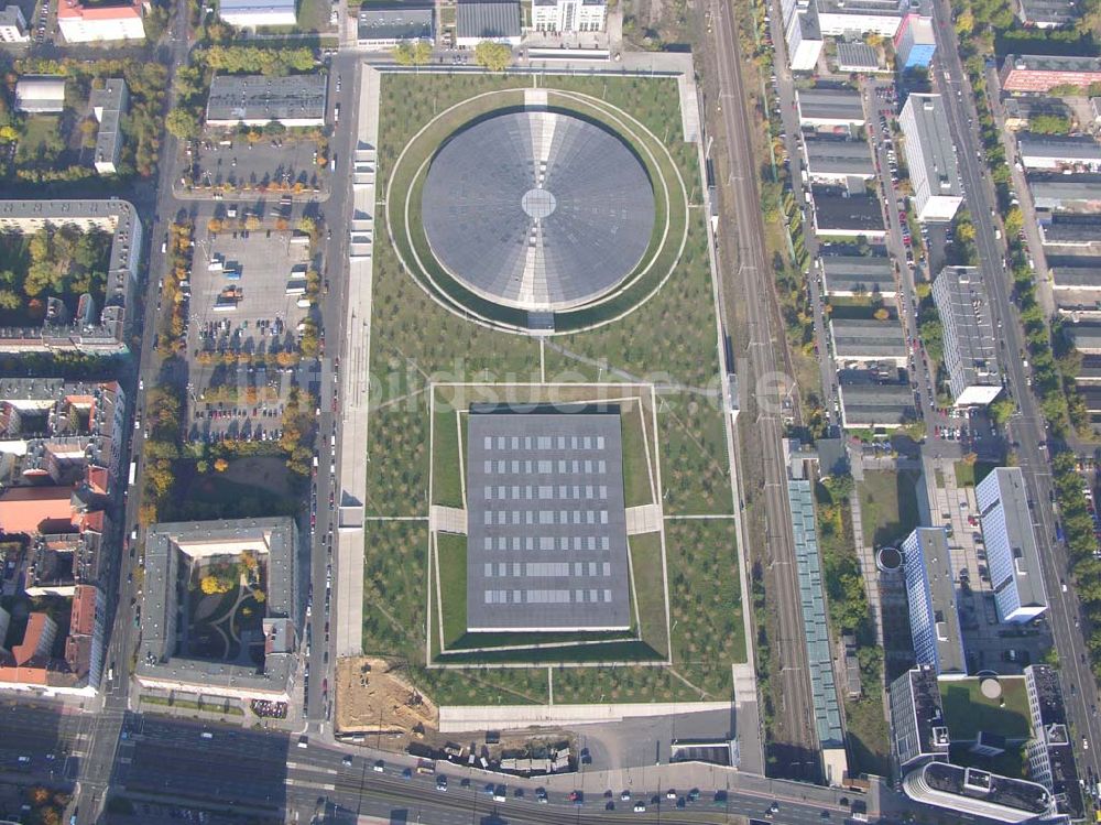 Luftbild Berlin - Prenzlauer-Berg - Fertigstellung Außenanlagen Velodrom / Berlin-Arena