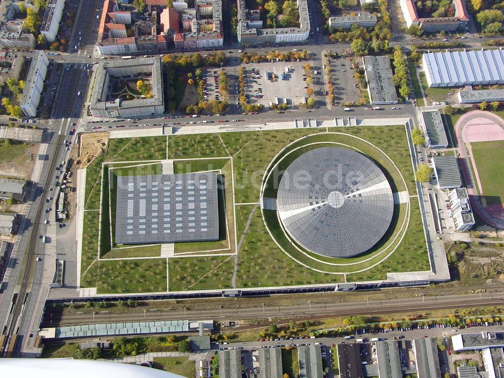 Luftaufnahme Berlin - Prenzlauer-Berg - Fertigstellung Außenanlagen Velodrom / Berlin-Arena