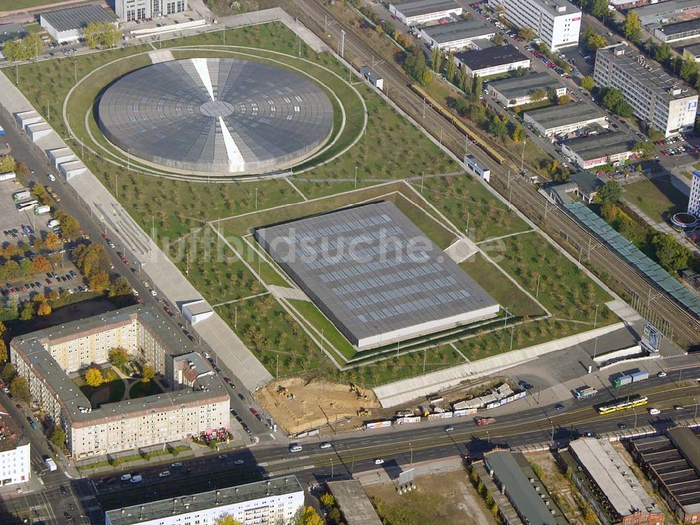 Berlin - Prenzlauer-Berg aus der Vogelperspektive: Fertigstellung Außenanlagen Velodrom / Berlin-Arena