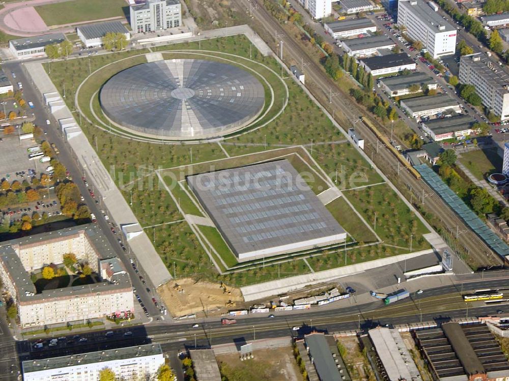 Luftbild Berlin - Prenzlauer-Berg - Fertigstellung Außenanlagen Velodrom / Berlin-Arena