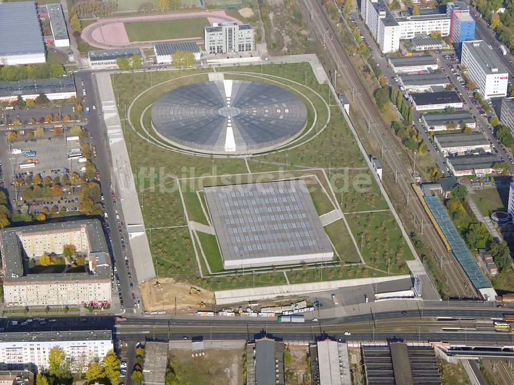 Luftaufnahme Berlin - Prenzlauer-Berg - Fertigstellung Außenanlagen Velodrom / Berlin-Arena