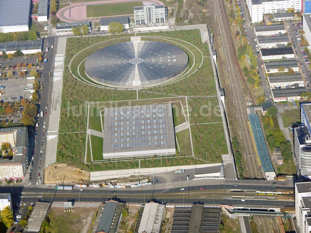 Berlin - Prenzlauer-Berg von oben - Fertigstellung Außenanlagen Velodrom / Berlin-Arena