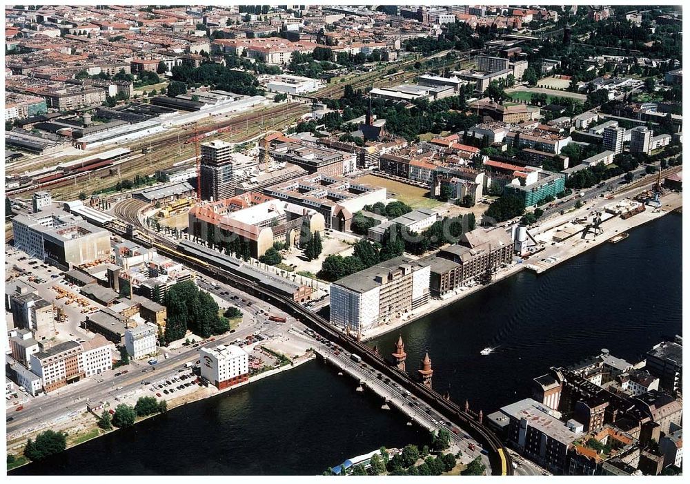 Luftaufnahme Berlin - Friedrichshain - Fertigstellung der Geschäfts- und Wohnneubausiedlung Oberbaum-City an der Oberbaumbrücke in Berlin-Friedrichshain.